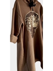 Robe sweat capuche marron choco sublimée par une tête de mort revisitée or devant.