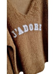 Sweat doudou camel , motif "J'ADORE" en bouclette blanche orné de doré.