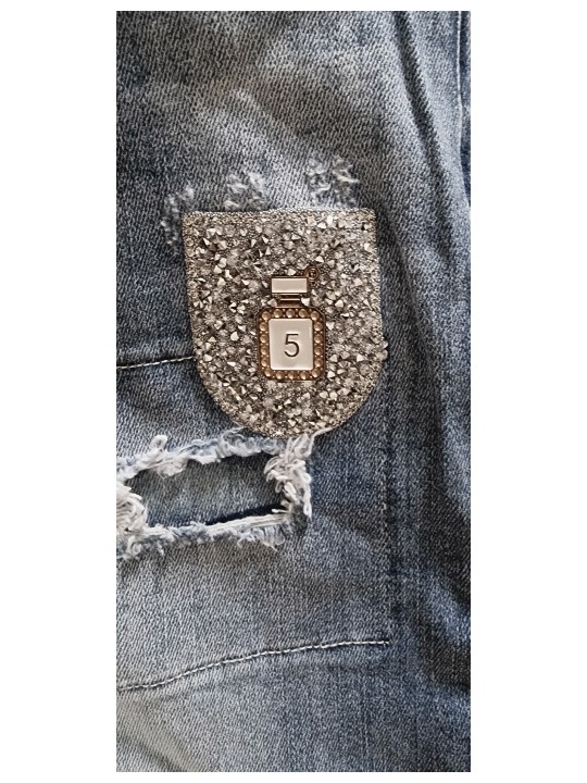 Jean boyfriend bleu denim used de chez Sexy Woman sublimé par ses patchs en strass LOVE, N°5