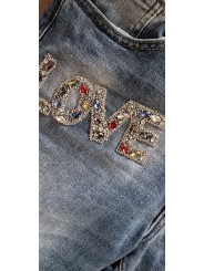 Jean boyfriend bleu denim used de chez Sexy Woman sublimé par ses patchs en strass LOVE, N°5