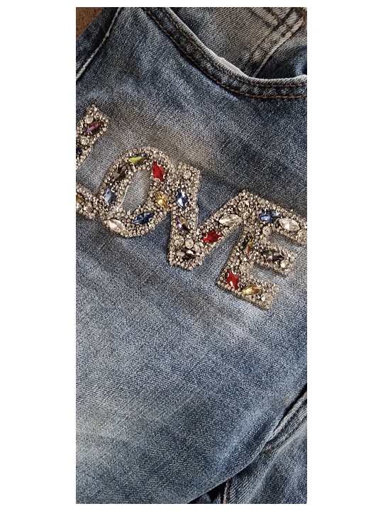 Jean boyfriend bleu denim used de chez Sexy Woman sublimé par ses patchs en strass LOVE, N°5