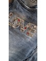 Jean boyfriend bleu denim used de chez Sexy Woman sublimé par ses patchs en strass LOVE, N°5