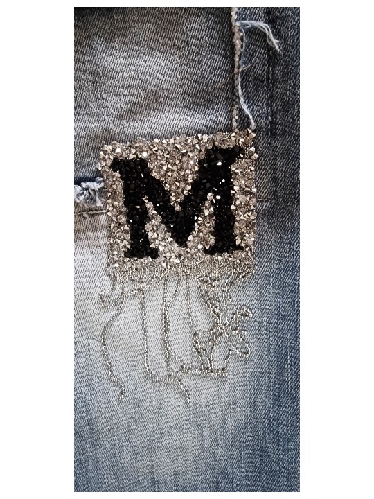 Jean boyfriend bleu denim used de chez Sexy Woman sublimé par ses patchs en strass LOVE, N°5