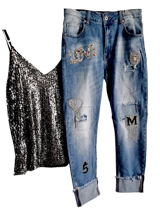 Jean boyfriend bleu denim used de chez Sexy Woman sublimé par ses patchs en strass LOVE, N°5