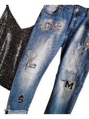 Jean boyfriend bleu denim used de chez Sexy Woman sublimé par ses patchs en strass LOVE, N°5