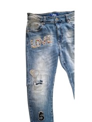 Jean boyfriend bleu denim used de chez Sexy Woman sublimé par ses patchs en strass LOVE, N°5