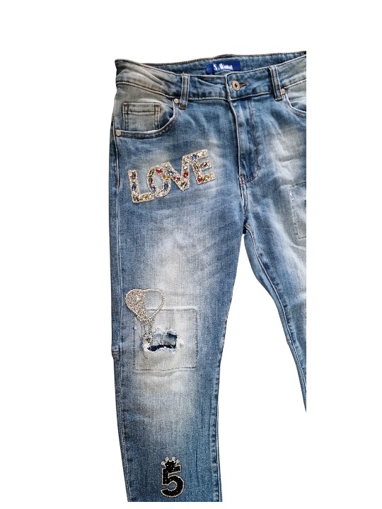 Jean boyfriend bleu denim used de chez Sexy Woman sublimé par ses patchs en strass LOVE, N°5