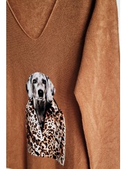 Pull camel fines mailles, motif tête de chien style Labrador en manteau léopard.