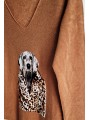 Pull camel fines mailles, motif tête de chien style Labrador en manteau léopard.