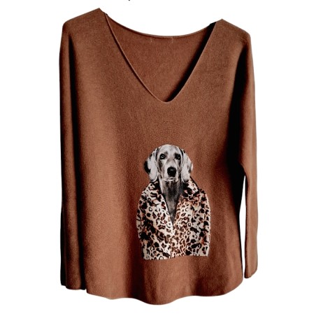 Pull camel fines mailles, motif tête de chien style Labrador en manteau léopard.