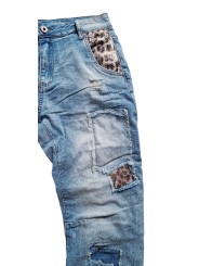 Jean baggy stone washed de chez Sexy Woman, effet d'usures travaillées, patchs cœurs en sequins léopard.