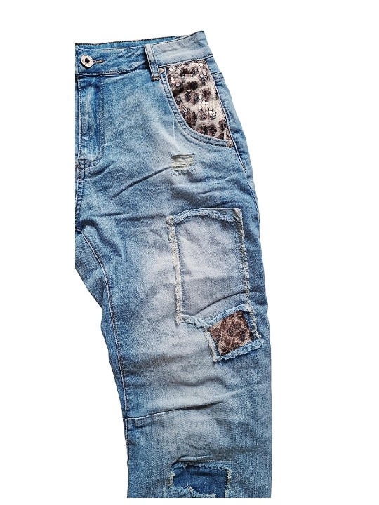 Jean baggy stone washed de chez Sexy Woman, effet d'usures travaillées, patchs cœurs en sequins léopard.