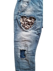 Jean baggy stone washed de chez Sexy Woman, effet d'usures travaillées, patchs cœurs en sequins léopard.