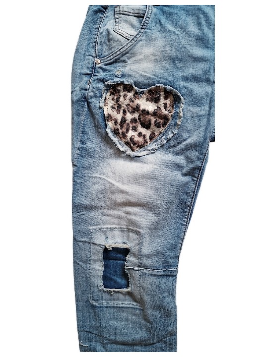 Jean baggy stone washed de chez Sexy Woman, effet d'usures travaillées, patchs cœurs en sequins léopard.