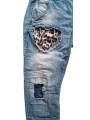 Jean baggy stone washed de chez Sexy Woman, effet d'usures travaillées, patchs cœurs en sequins léopard.