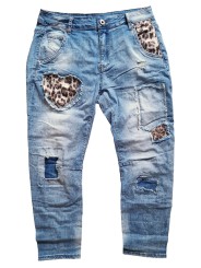 Jean baggy stone washed de chez Sexy Woman, effet d'usures travaillées, patchs cœurs en sequins léopard.