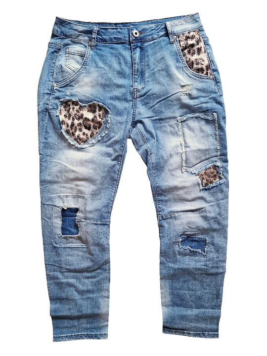 Jean baggy stone washed de chez Sexy Woman, effet d'usures travaillées, patchs cœurs en sequins léopard.