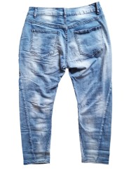 Jean baggy stone washed de chez Sexy Woman, effet d'usures travaillées, patchs cœurs en sequins léopard.