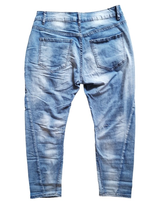 Jean baggy stone washed de chez Sexy Woman, effet d'usures travaillées, patchs cœurs en sequins léopard.