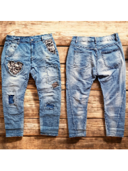 Jean baggy stone washed de chez Sexy Woman, effet d'usures travaillées, patchs cœurs en sequins léopard.