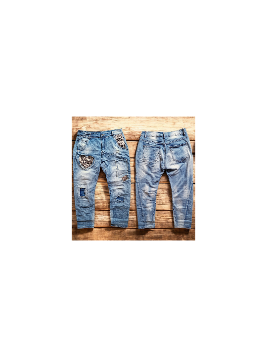 Jean baggy stone washed de chez Sexy Woman, effet d'usures travaillées, patchs cœurs en sequins léopard.