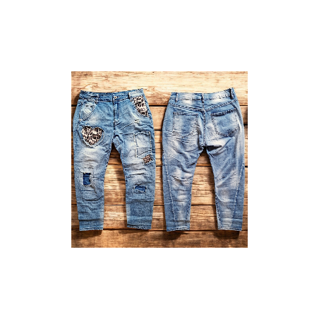 Jean baggy stone washed de chez Sexy Woman, effet d'usures travaillées, patchs cœurs en sequins léopard.