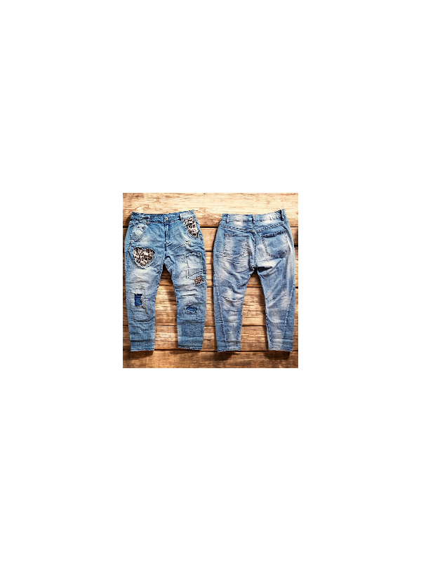 Jean baggy stone washed de chez Sexy Woman, effet d'usures travaillées, patchs cœurs en sequins léopard.