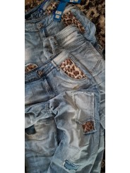 Jean baggy stone washed de chez Sexy Woman, effet d'usures travaillées, patchs cœurs en sequins léopard.