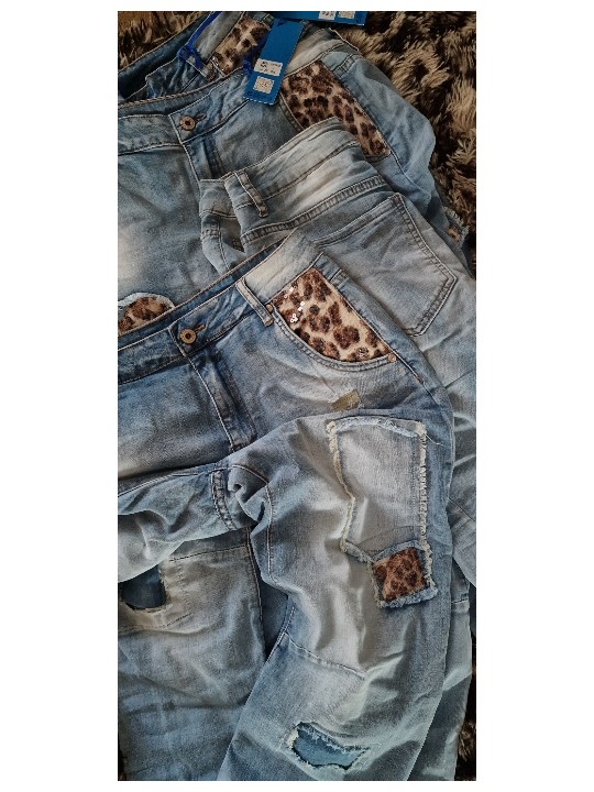 Jean baggy stone washed de chez Sexy Woman, effet d'usures travaillées, patchs cœurs en sequins léopard.