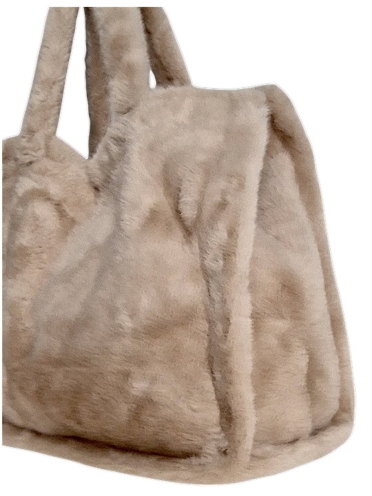 Sac cabas fausse fourrure idéal pour donner contraste et relief à vos tenues