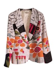 Soyez stylée avec ce blazer fluide multicolore avec inscriptions style graffitis, dos tête de mort.