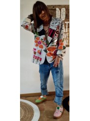 Soyez stylée avec ce blazer fluide multicolore avec inscriptions style graffitis, dos tête de mort.