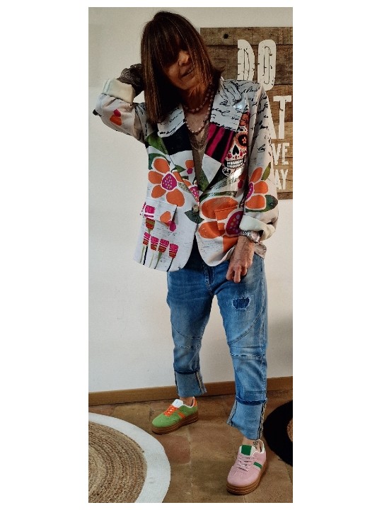 Soyez stylée avec ce blazer fluide multicolore avec inscriptions style graffitis, dos tête de mort.