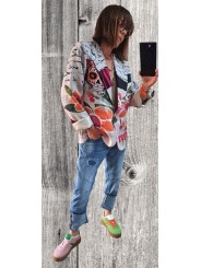 Soyez stylée avec ce blazer fluide multicolore avec inscriptions style graffitis, dos tête de mort.