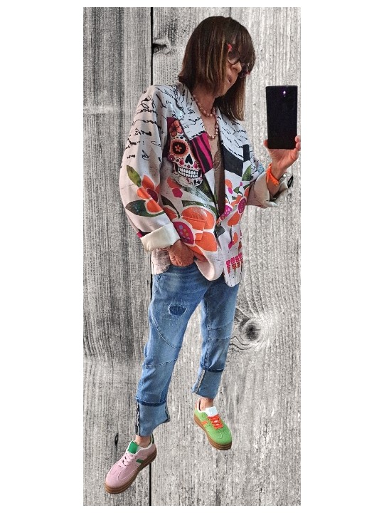 Soyez stylée avec ce blazer fluide multicolore avec inscriptions style graffitis, dos tête de mort.