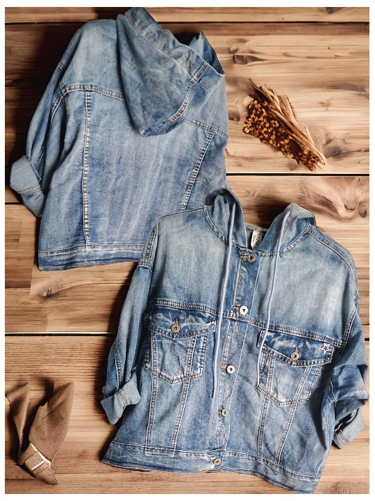 Blouson en denim délavé à capuche, loose à souhait