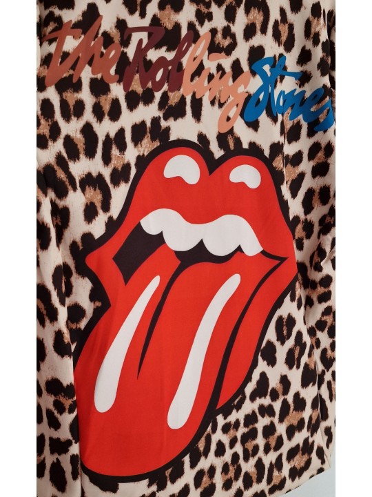 blazer fluide léopard avec motif langue des Rolling Stones.