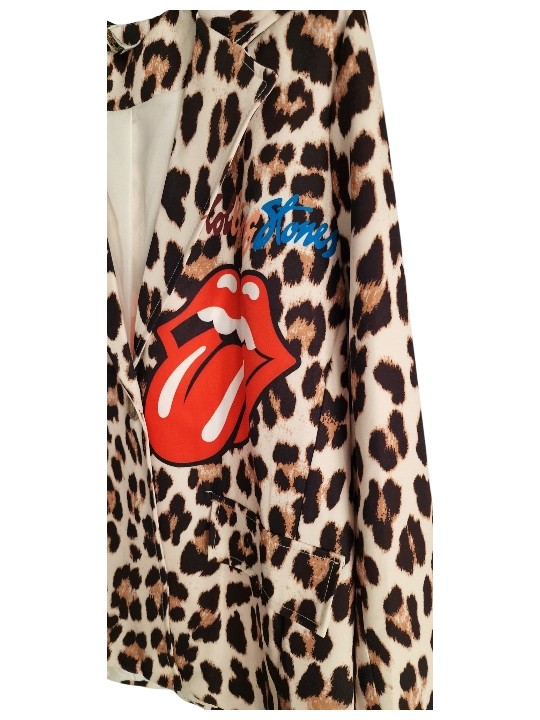 blazer fluide léopard avec motif langue des Rolling Stones.