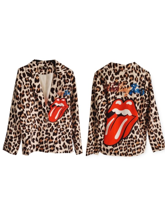 blazer fluide léopard avec motif langue des Rolling Stones.