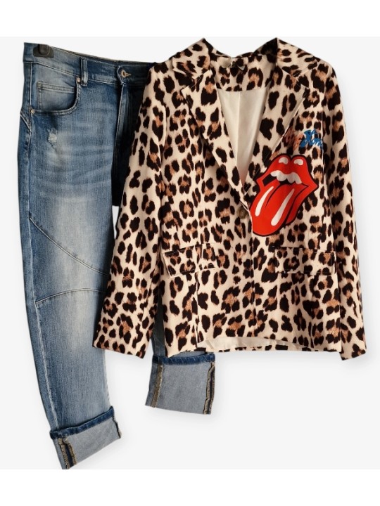 blazer fluide léopard avec motif langue des Rolling Stones.