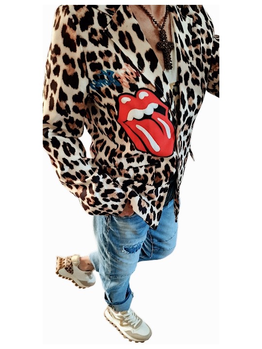 blazer fluide léopard avec motif langue des Rolling Stones.