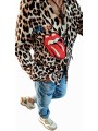 blazer fluide léopard avec motif langue des Rolling Stones.