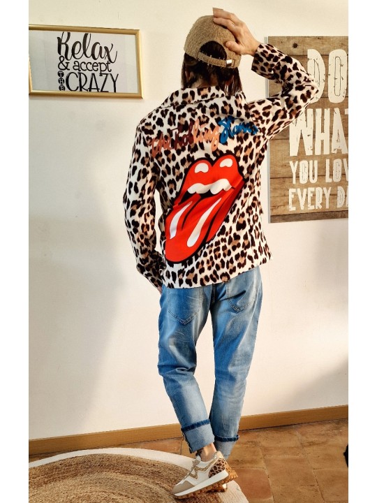 blazer fluide léopard avec motif langue des Rolling Stones.