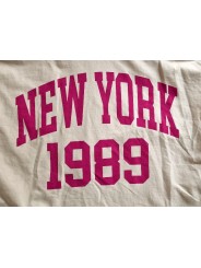 On replonge dans les année 70 avec cet ensemble écru sweat ample manches courtes+ jogging, motif NEW YORK 1989 couleur fushia.