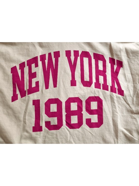 On replonge dans les année 70 avec cet ensemble écru sweat ample manches courtes+ jogging, motif NEW YORK 1989 couleur fushia.