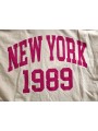 On replonge dans les année 70 avec cet ensemble écru sweat ample manches courtes+ jogging, motif NEW YORK 1989 couleur fushia.