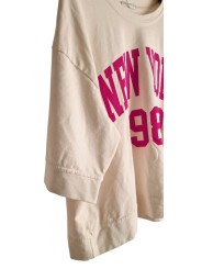 On replonge dans les année 70 avec cet ensemble écru sweat ample manches courtes+ jogging, motif NEW YORK 1989 couleur fushia.