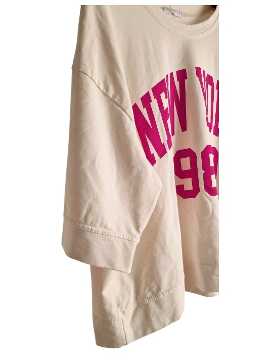 On replonge dans les année 70 avec cet ensemble écru sweat ample manches courtes+ jogging, motif NEW YORK 1989 couleur fushia.