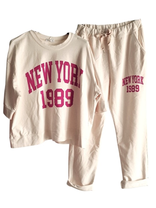 On replonge dans les année 70 avec cet ensemble écru sweat ample manches courtes+ jogging, motif NEW YORK 1989 couleur fushia.