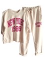 On replonge dans les année 70 avec cet ensemble écru sweat ample manches courtes+ jogging, motif NEW YORK 1989 couleur fushia.